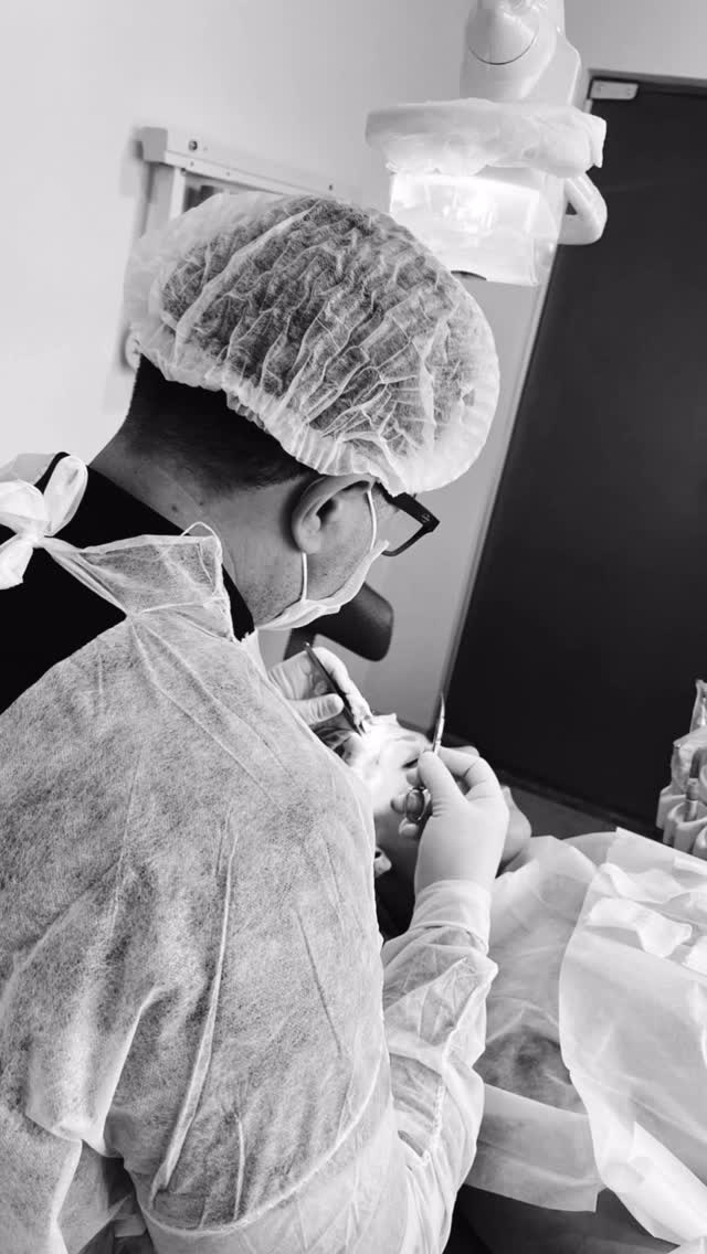 Dr. Ricardo Mariano em atendimento cirúrgico bucomaxilofacial